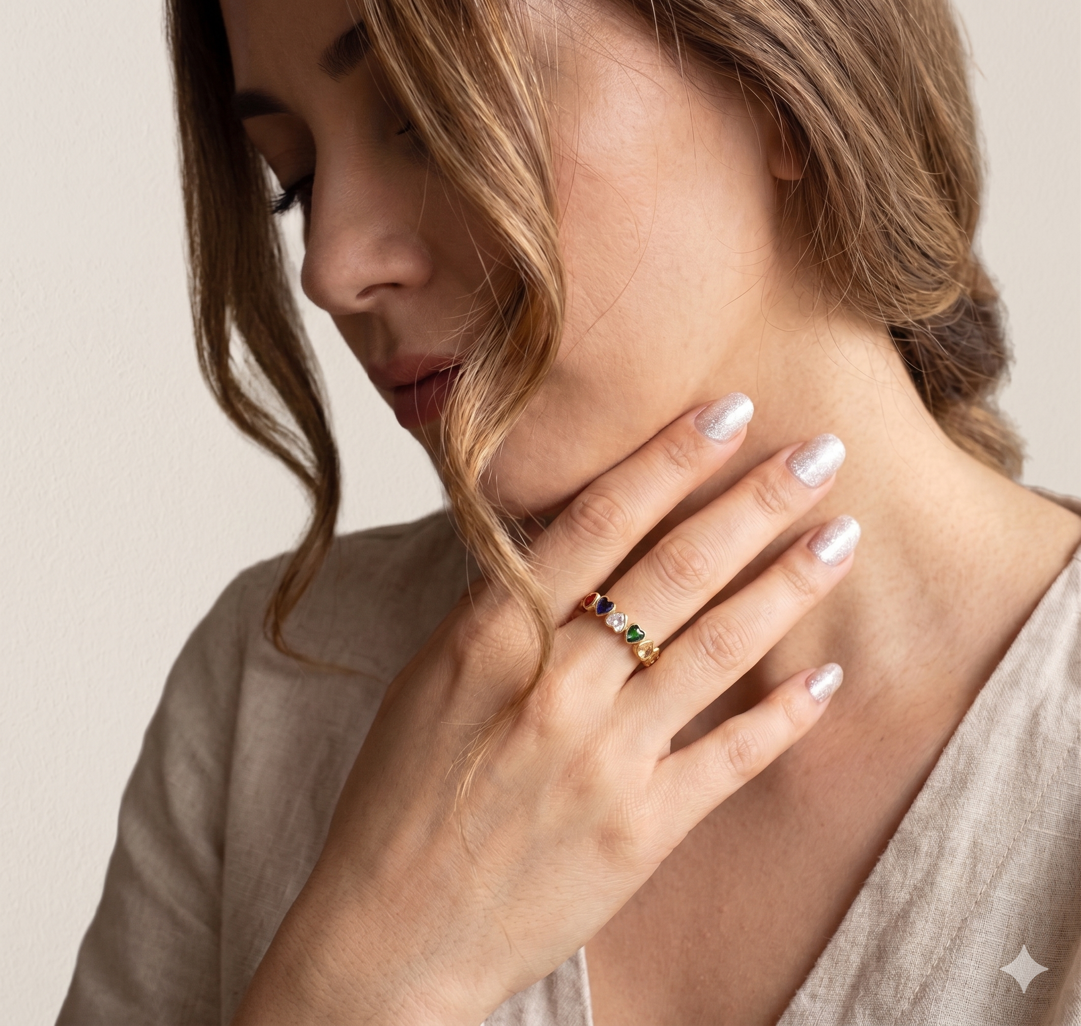 Eleganter Goldring Mit Bunten Herzsteinen