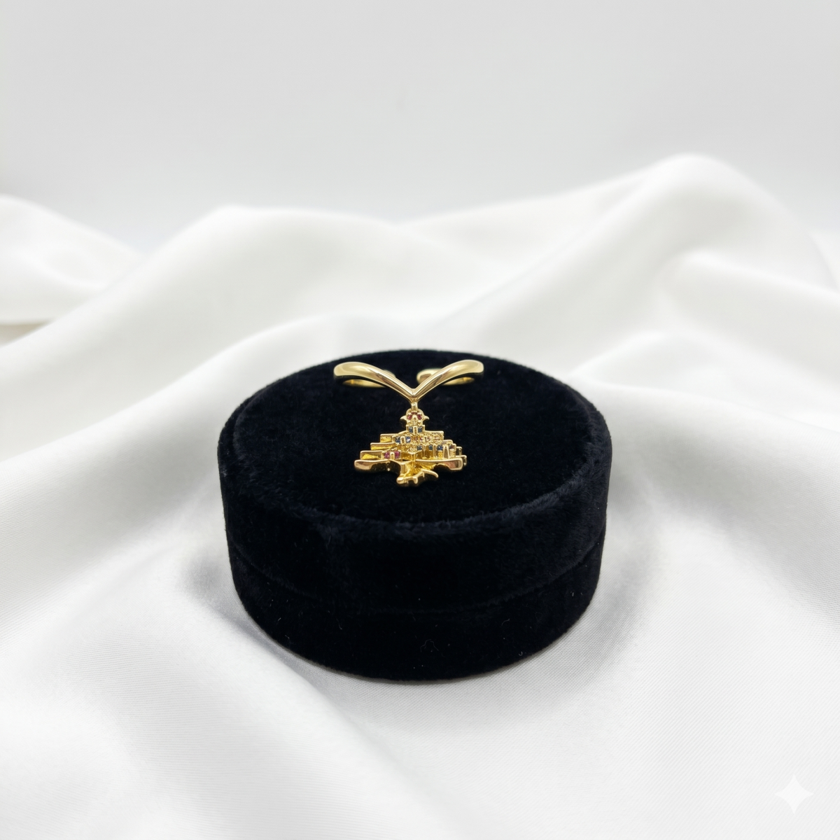 Goldfarbener Anhänger Mit Elegantem Design