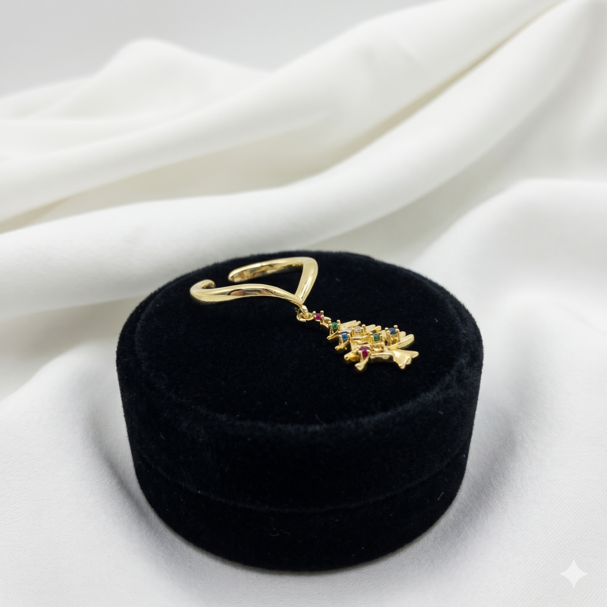 Goldfarbener Anhänger Mit Elegantem Design
