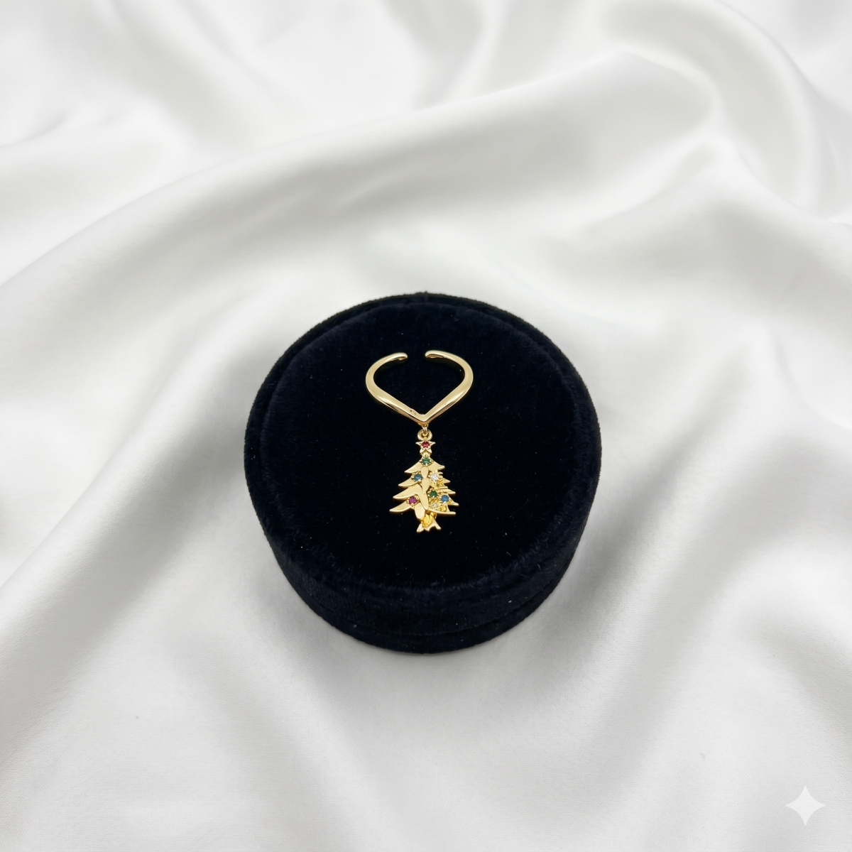 Goldfarbener Anhänger Mit Elegantem Design