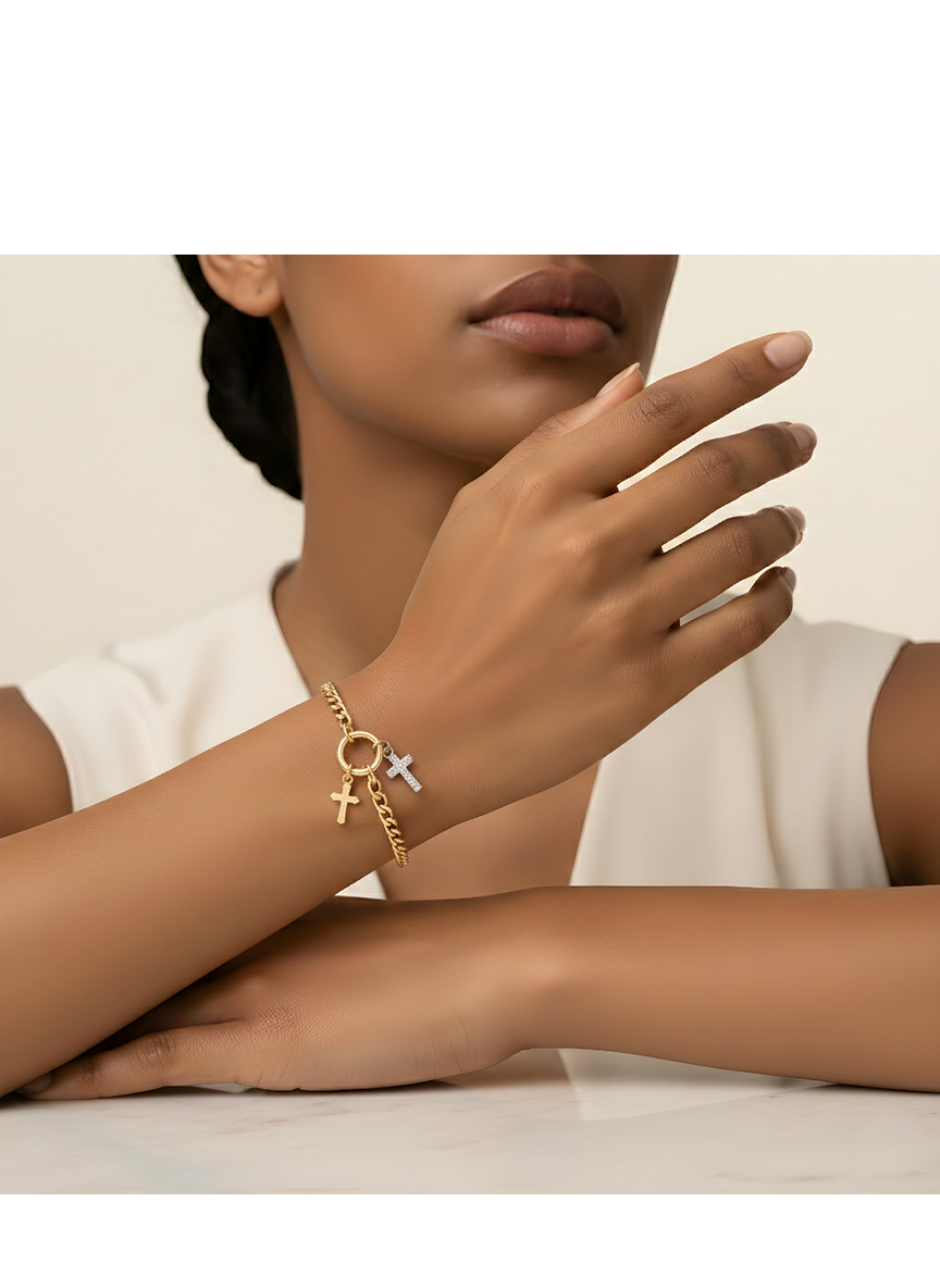 Elegantes Goldfarbenes Charm-Armband Mit Doppelkreuz-Anhänger