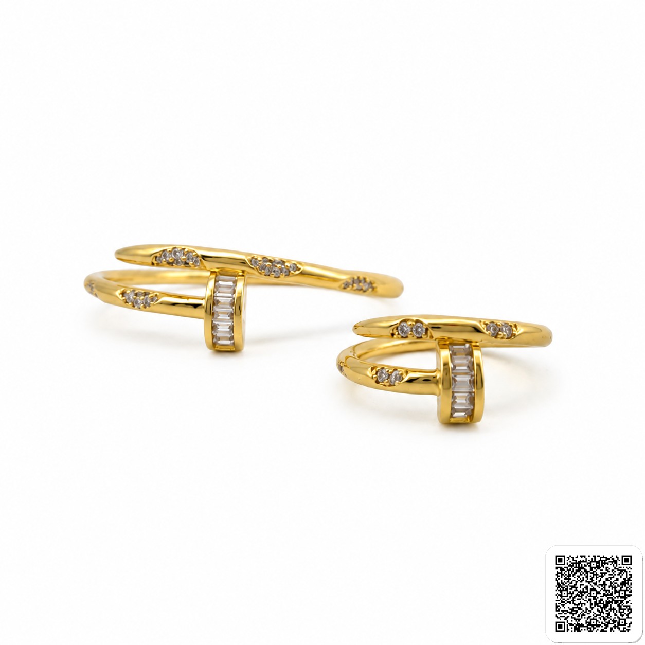 Goldfarbenes Schmuckset Mit Nagel-Design Und Kristallen