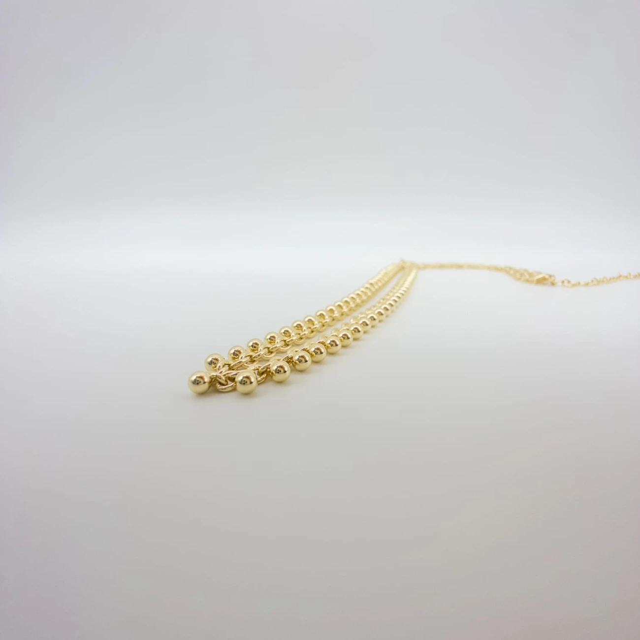 Elegante Goldfarbene Perlenkette Mit Feinem Kugel-Gliederdesign
