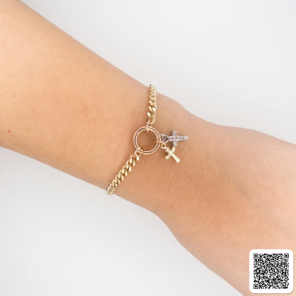 Elegantes Goldfarbenes Charm-Armband Mit Doppelkreuz-Anhänger