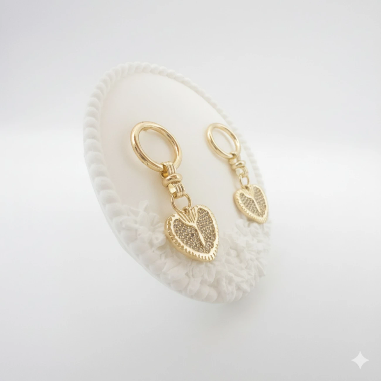 Goldfarbene Creolen Mit Herz Anhänger Und Zirkonia Elegante Damen