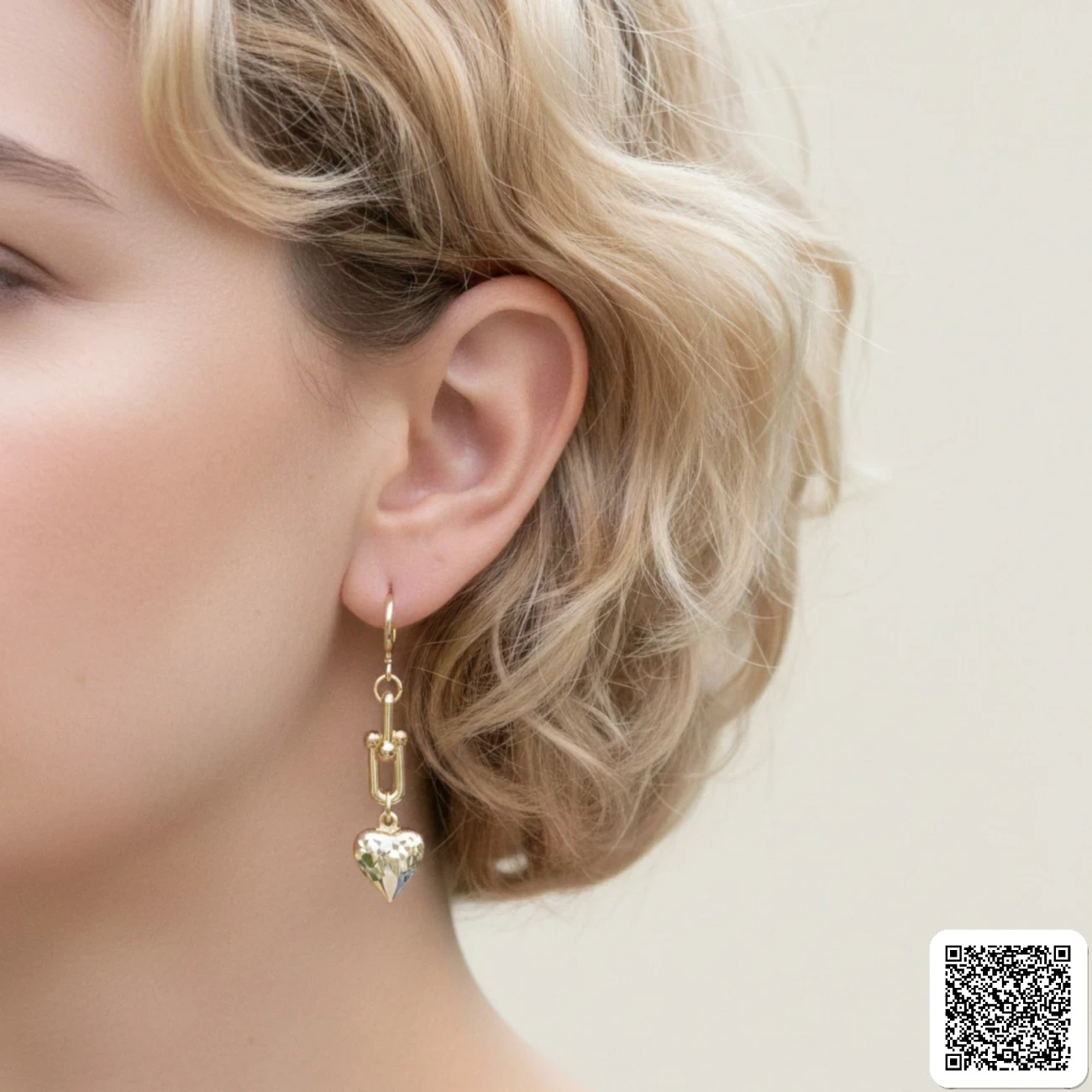 Goldfarbene Herz Hängeohrringe Mit Gliederdesign Elegante Damen