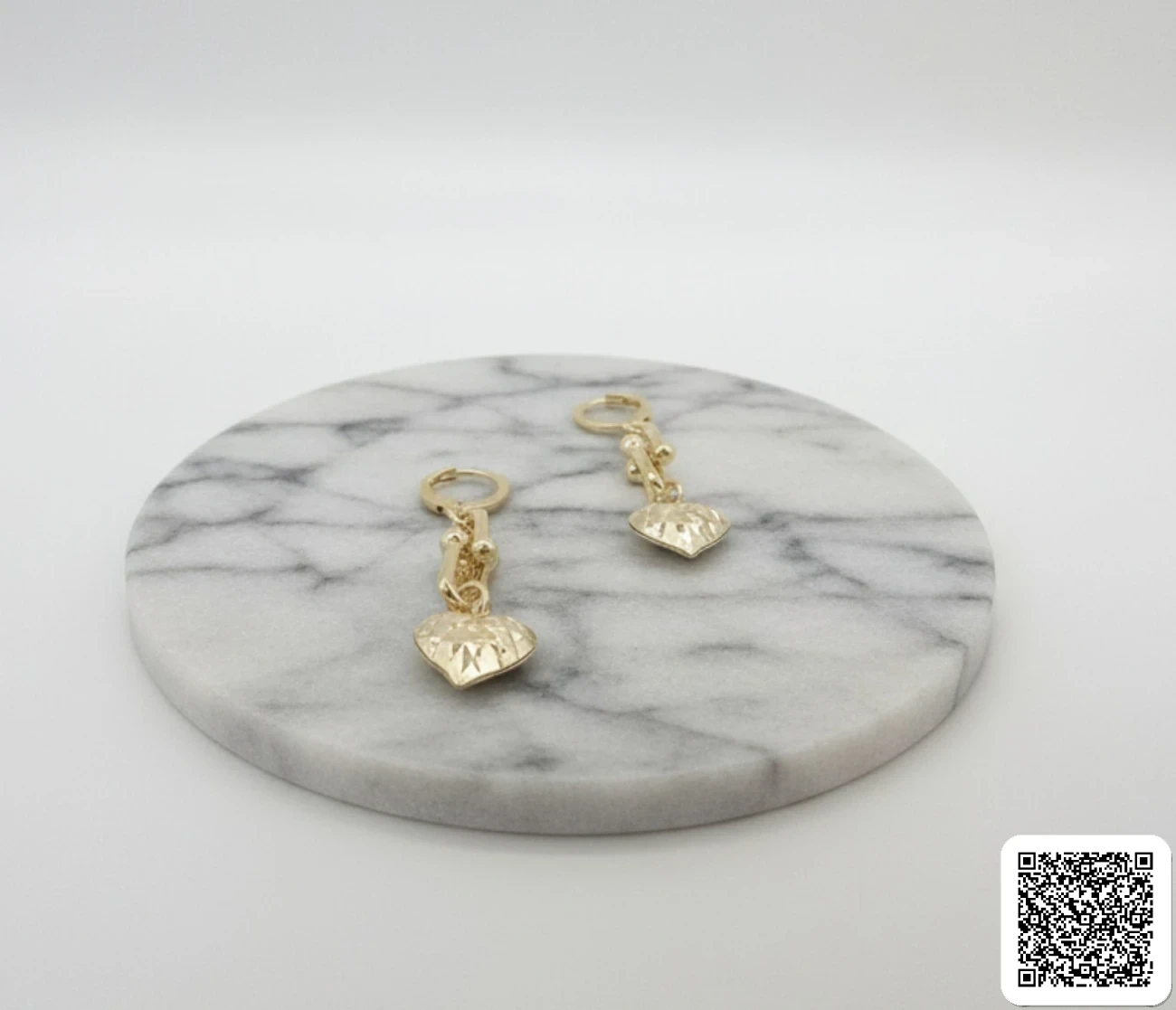 Goldfarbene Herz Hängeohrringe Mit Gliederdesign Elegante Damen