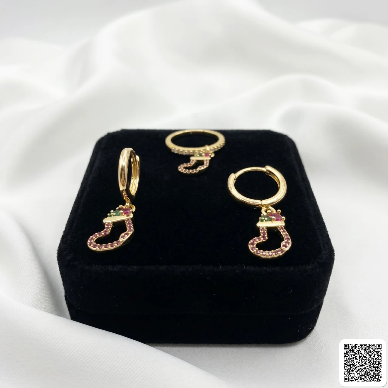 Goldfarbenes Schmuckset Mit Weihnachtsstrumpf-Anhängern