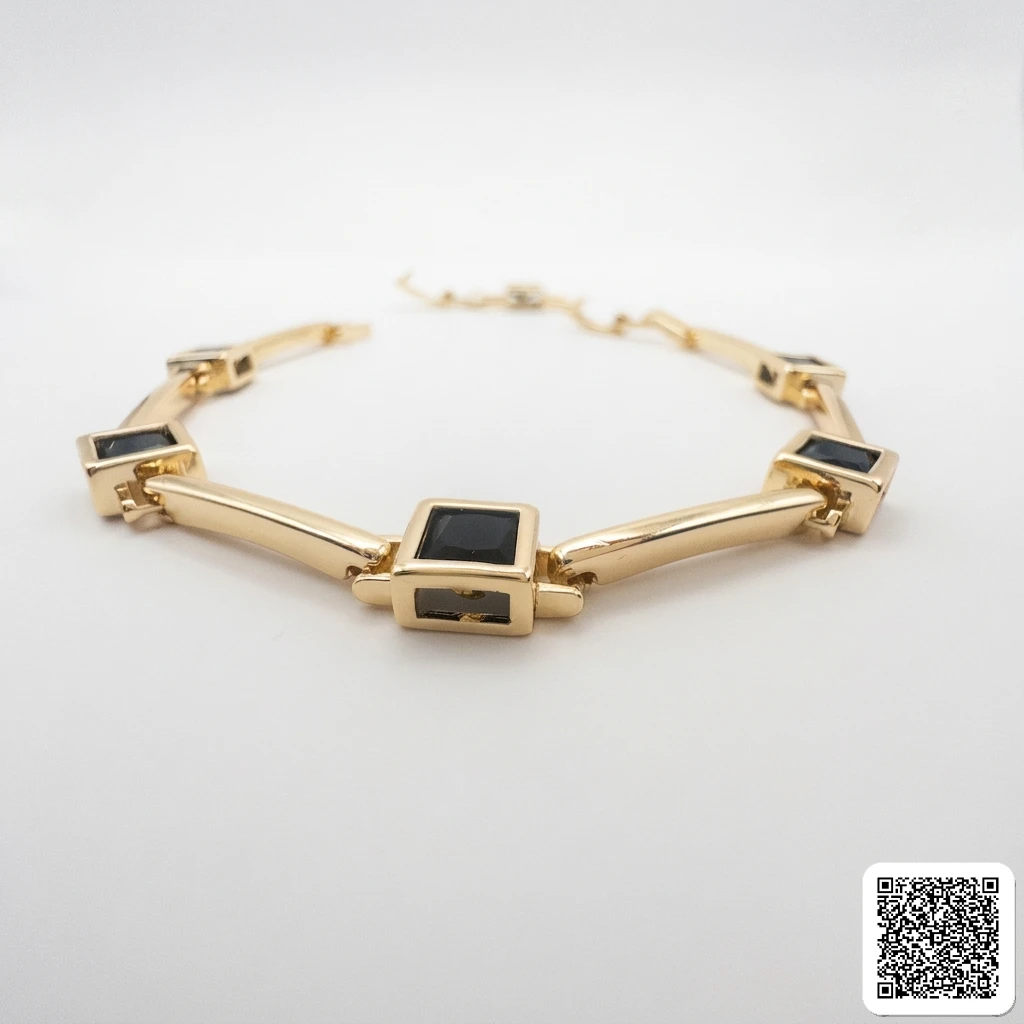 Elegantes Armband Mit Schwarzen Quadratischen Steinen Goldfarben