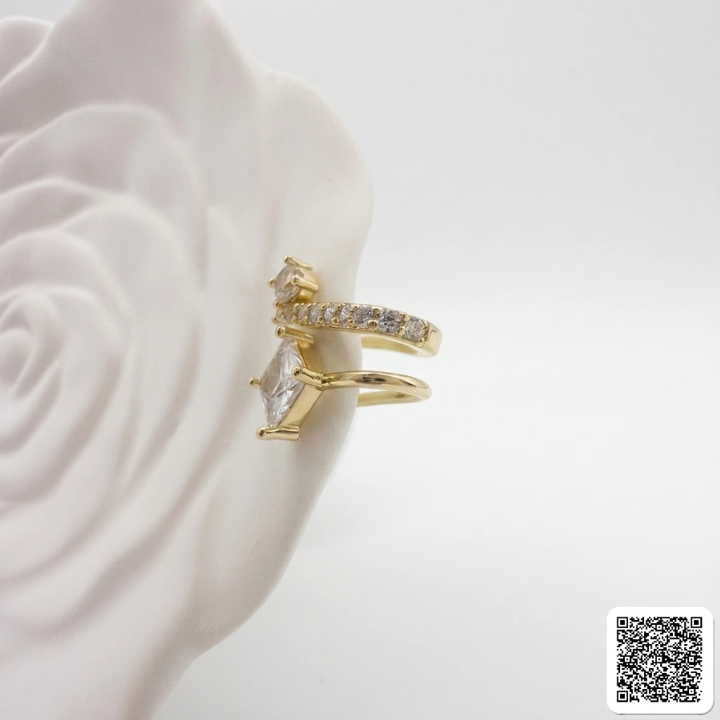 Goldfarbener Ear Cuff mit Zirkonia – Eleganter Ohrschmuck für Damen