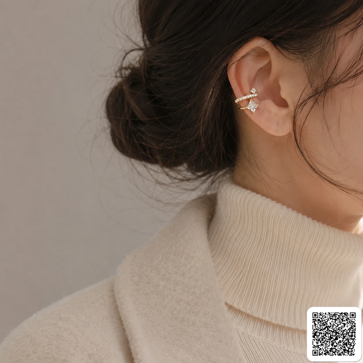 Goldfarbener Ear Cuff mit Zirkonia – Eleganter Ohrschmuck für Damen