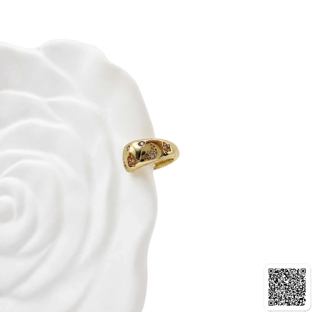Goldfarbene Creolen mit Stern- und Mondmotiven & Zirkonia