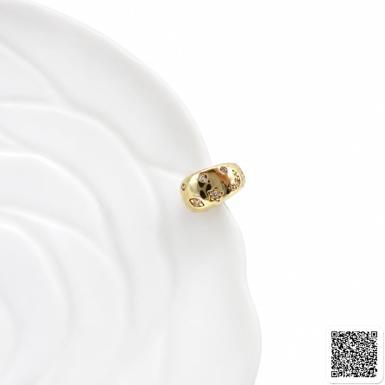 Goldfarbene Creolen mit Stern- und Mondmotiven & Zirkonia