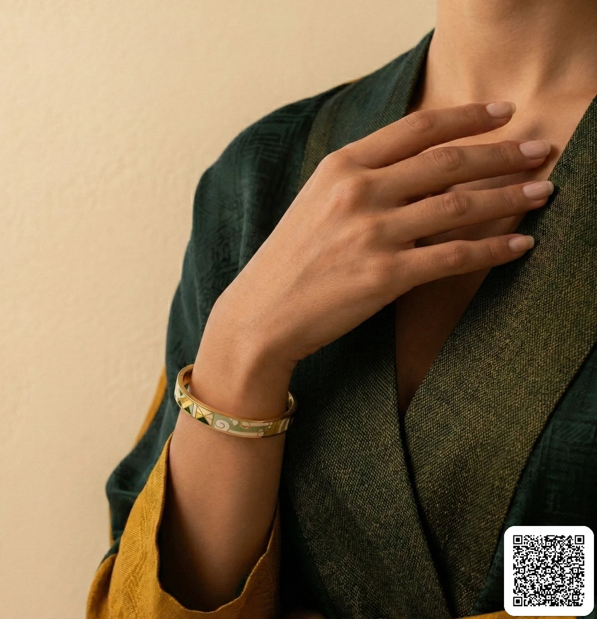 Eleganter Armreif Mit Geometrischem Muster In Gold Und Weiß