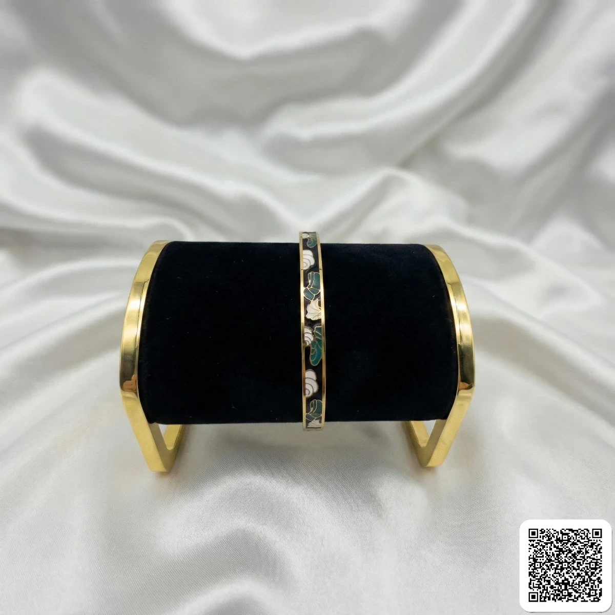 Goldfarbener Armreif Mit Schwarzem Emaille Und Grün-Weißem