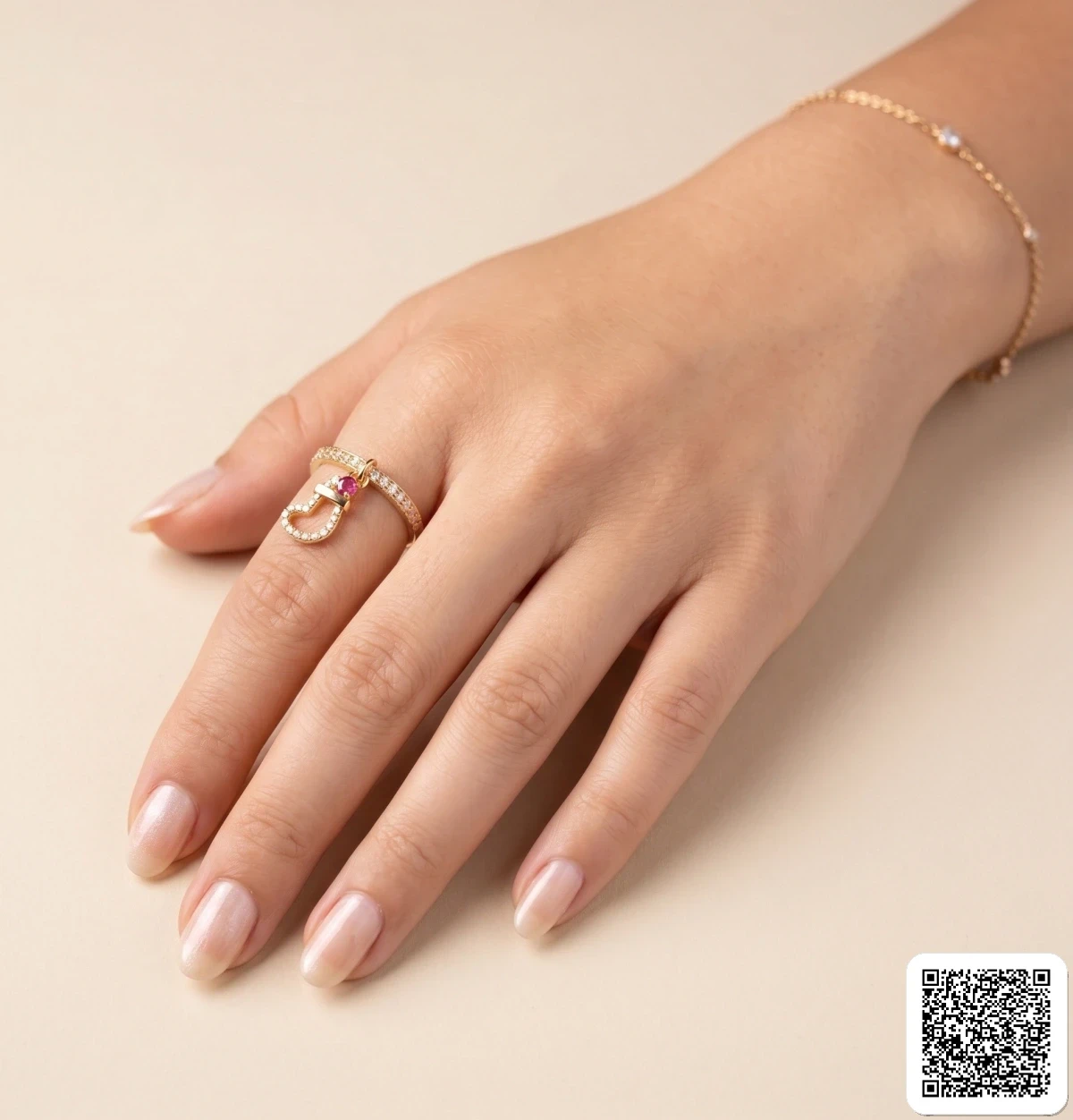 Goldfarbener Ring Mit Weihnachtsstrumpf-Anhänger & Zirkonia