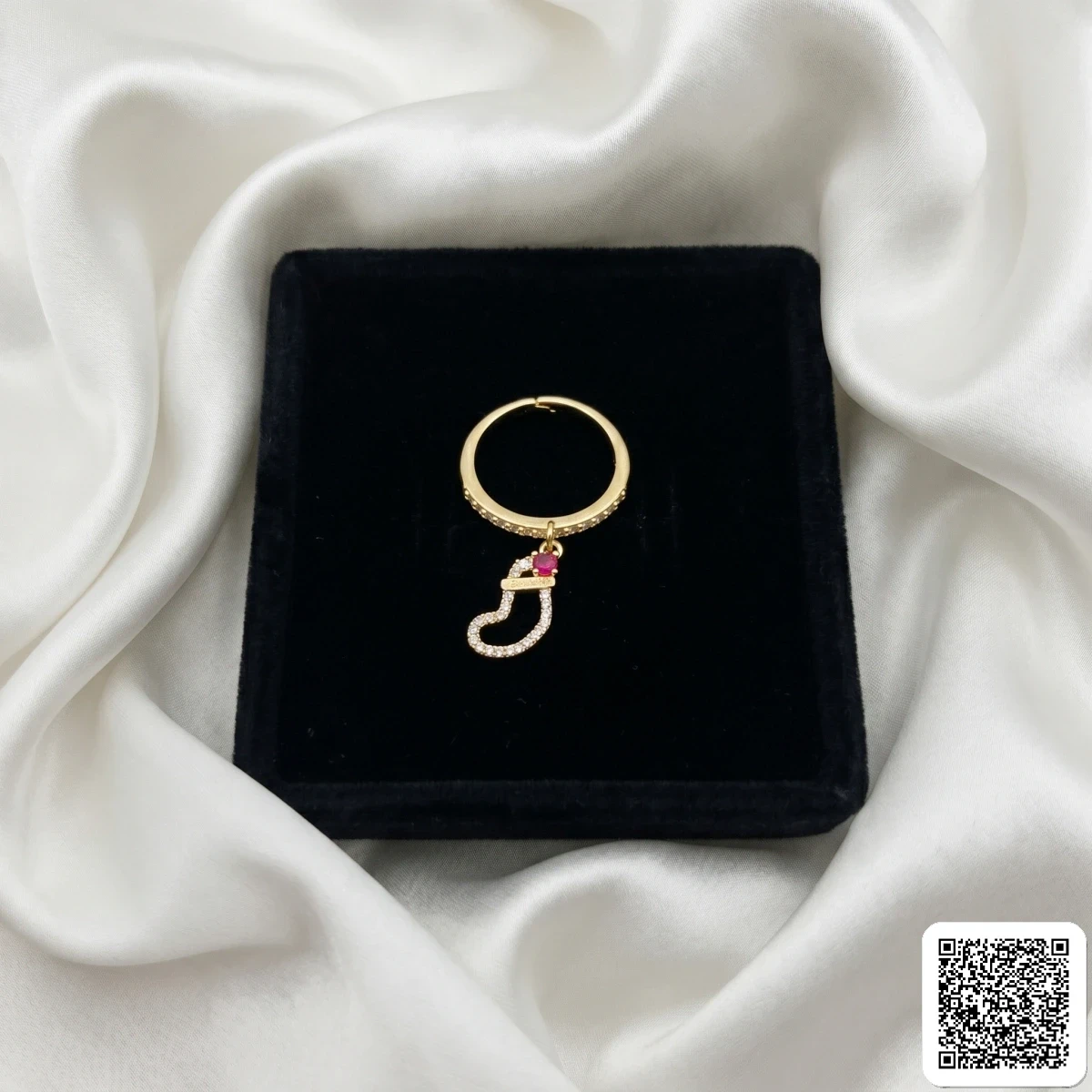 Goldfarbener Ring Mit Weihnachtsstrumpf-Anhänger & Zirkonia