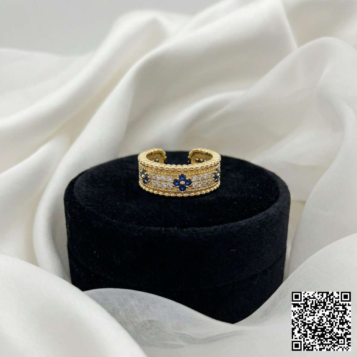 Goldfarbener Ring Mit Blauen Blüten Und Funkelnden Kristallen