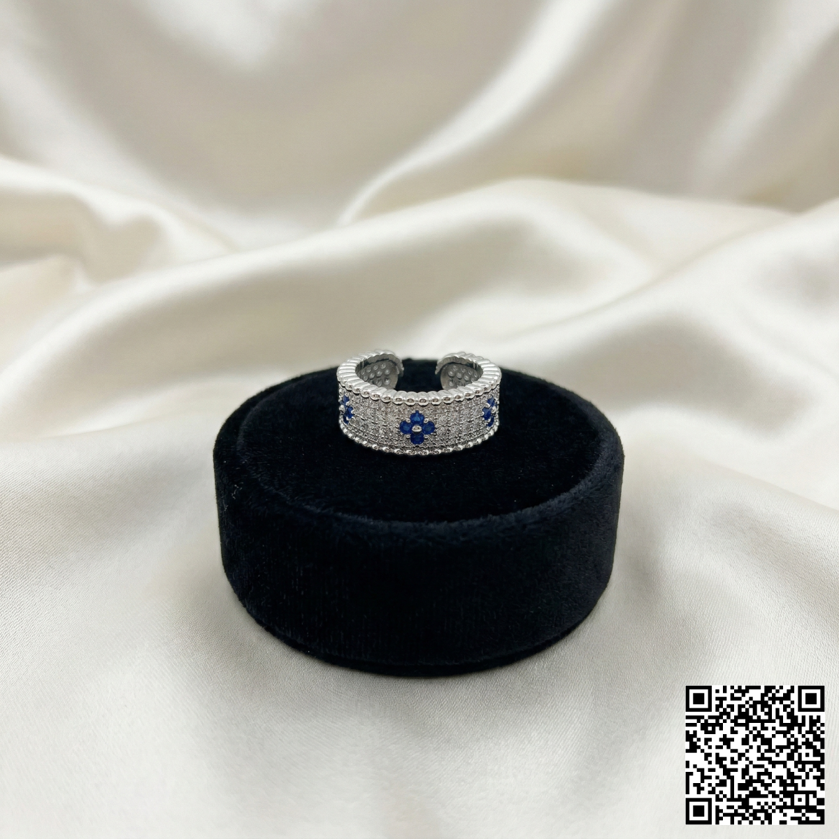 Eleganter Silberring Mit Blauen Blumenmotiven