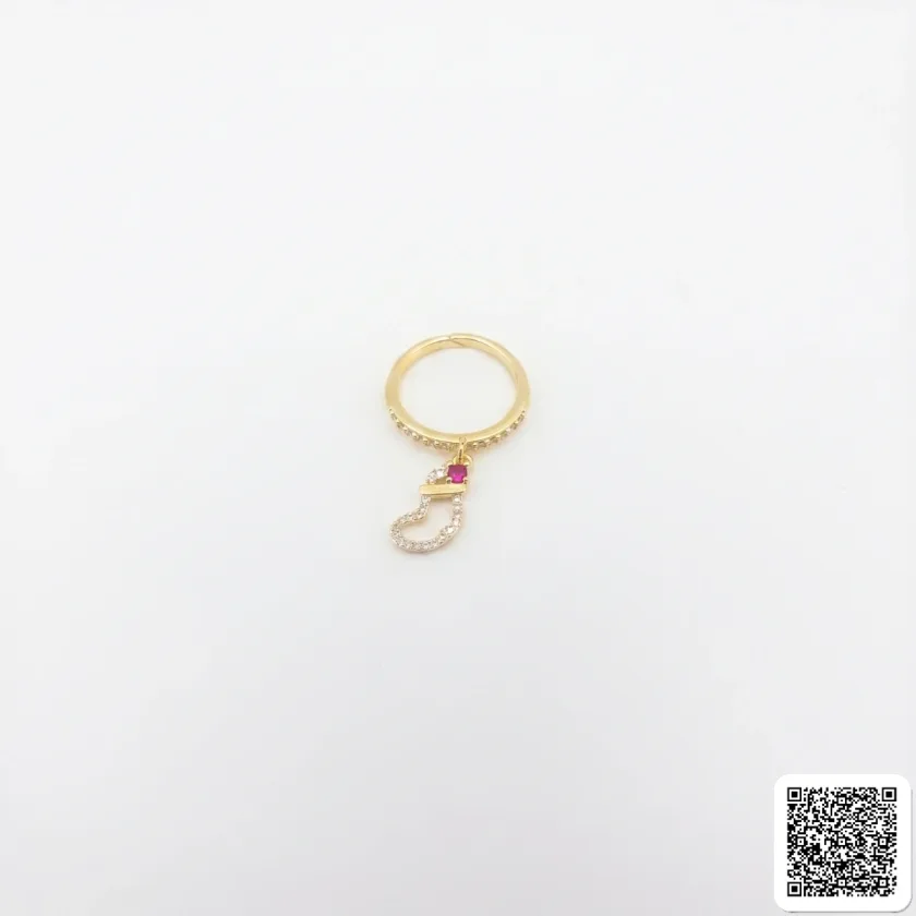 Goldfarbener Ring Mit Weihnachtsstrumpf-Anhänger & Zirkonia