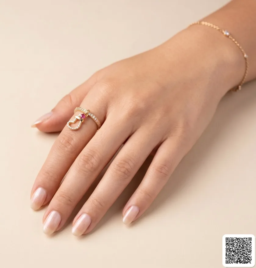 Eleganter Goldring Mit Dekorativem Anhänger Und Funkelnden