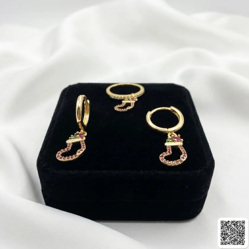 Goldfarbenes Schmuckset Mit Weihnachtsstrumpf-Anhängern