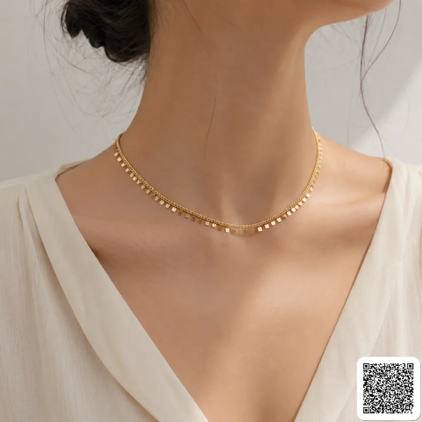 Elegante Goldfarbene Halskette Mit Feinen Plättchen-Details Und