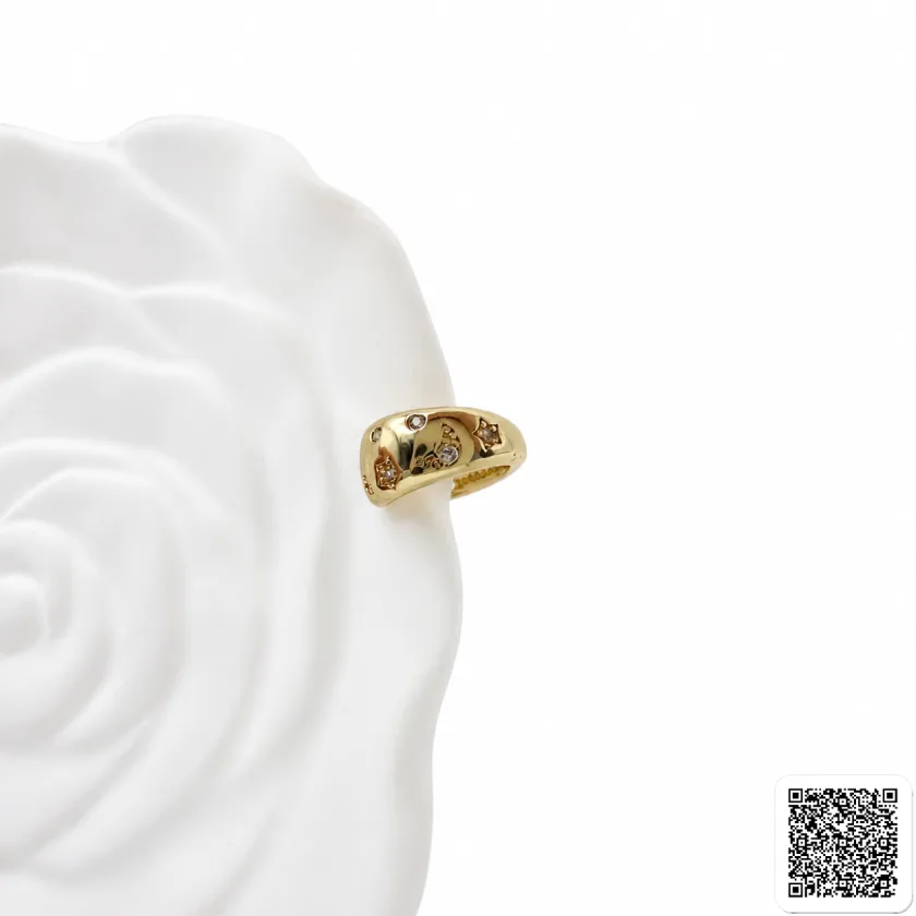 Goldfarbene Creolen mit Stern- und Mondmotiven & Zirkonia