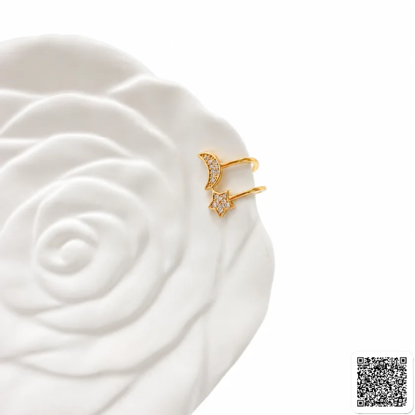Goldfarbener Ear Cuff mit Mond & Stern – Funkelnder Ohrschmuck