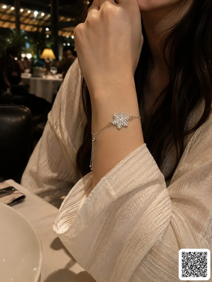 Elegantes Damenarmband Mit Funkelndem Schneeflocken-Anhänger