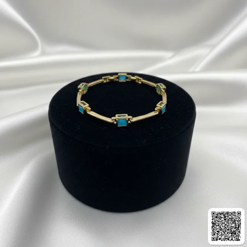 Elegantes Goldfarbenes Armband Mit Türkisen Quadratischen Steinen