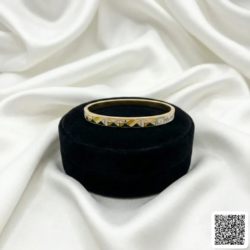 Eleganter Armreif Mit Geometrischem Muster In Gold Und Weiß