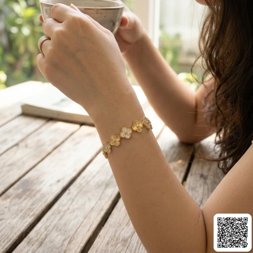 Elegantes Damen Armband Mit Blumenmotiv Und Funkelnden