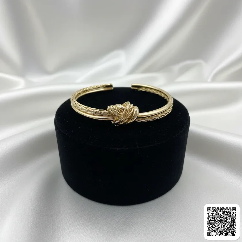 Eleganter Offener Armreif Mit Knoten-Design In Goldoptik