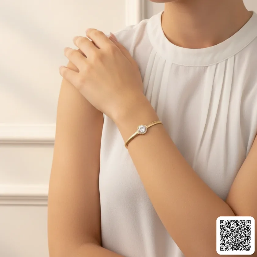 Elegantes Goldfarbenes Armband Mit Rundem Zirkonia-Stein